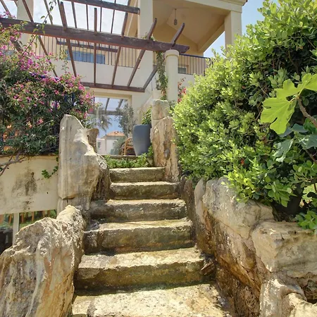 Apartment Elias 3-bedroom On The Beach With Pool *