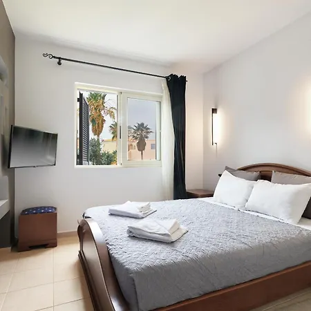 Elias 3-bedroom On The Beach With Pool