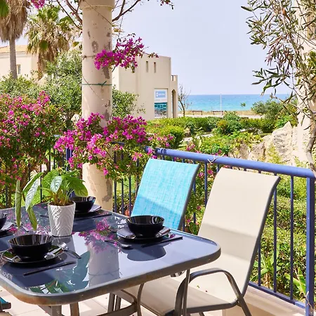 Elias 3-bedroom On The Beach With Pool Apartment